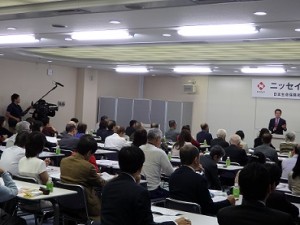 TV取材クルーの前で講演